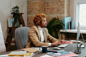 IT-professional-monitoring-system-performance-supported-by-a-Line-Interactive-UPS-for-power-stability-scaled